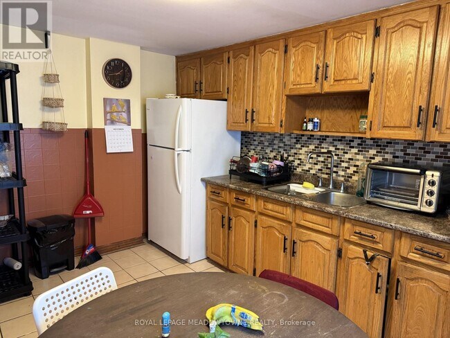 Building Photo - 492 Dufferin St