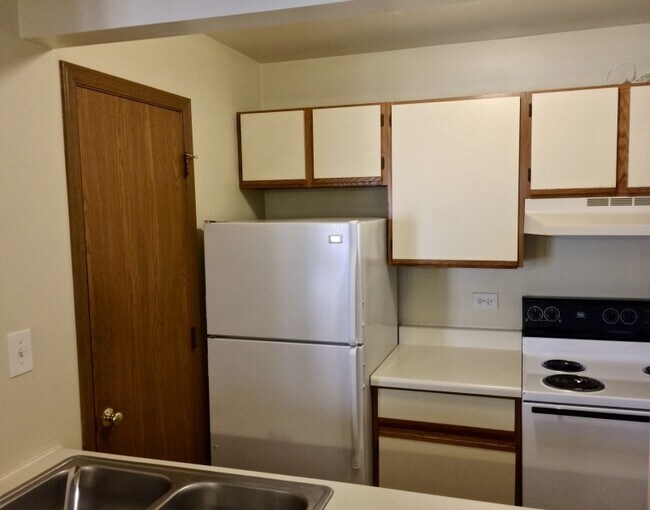 4312 W Shamrock Ln Unit 2D, McHenry, IL 60050 Condo for Rent in