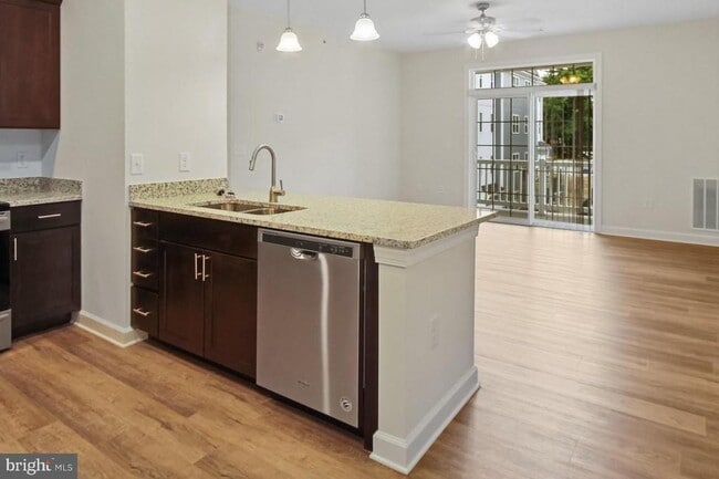 Building Photo - 1002 Admiral Ln