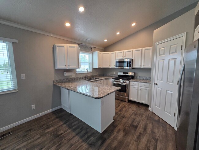 Building Photo - 247 Vineyard Way N