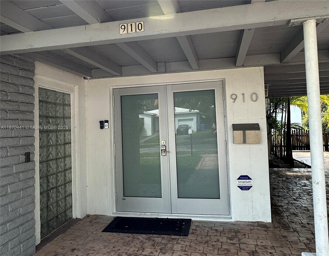 Foto principal - 910 NE 81st St