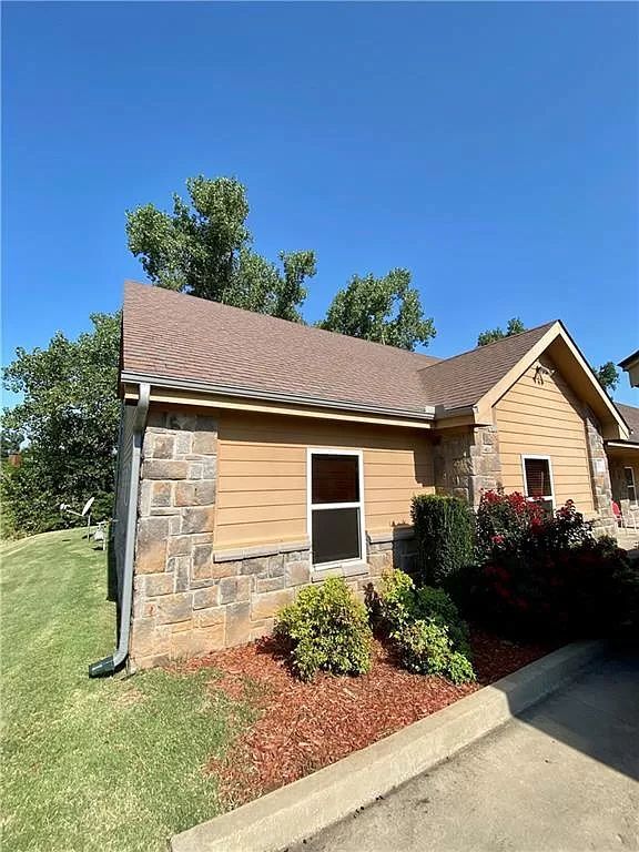 Primary Photo - 524 Greenbriar Ct