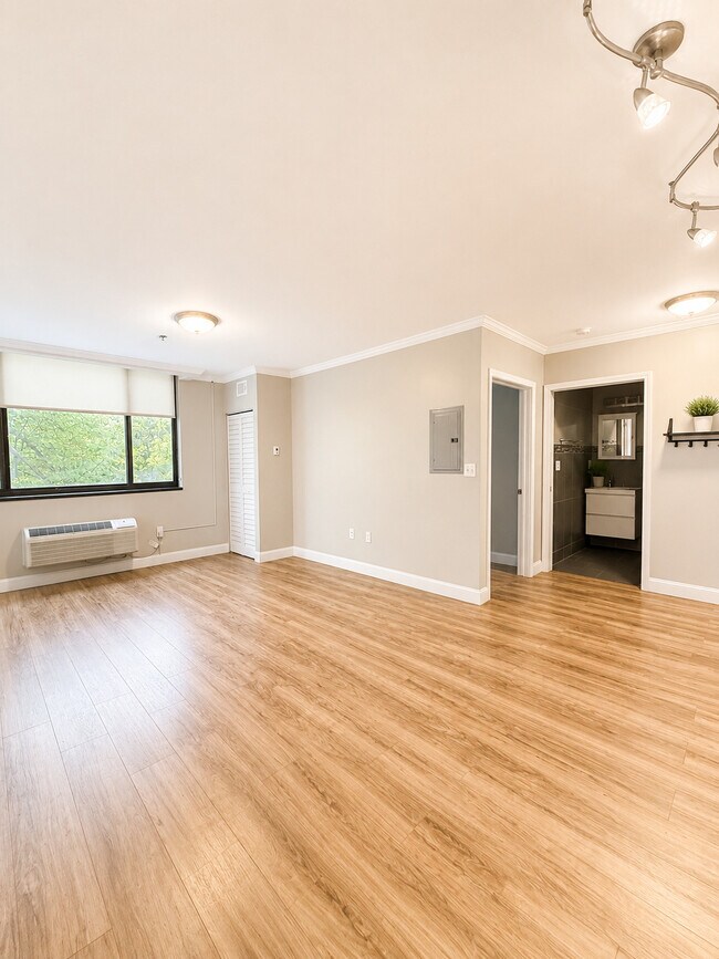1BR, 1BA - 550 SF - Living Room - 360 Main
