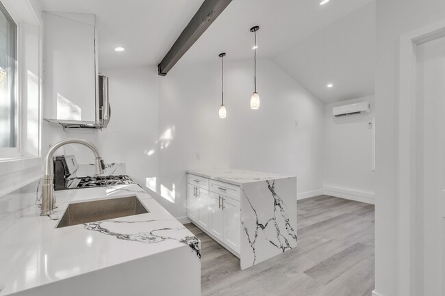 Foto del edificio - 14753 Hartland St