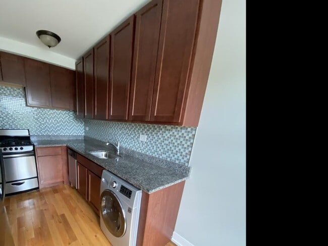 Building Photo - 0 bedroom in Chicago IL 60614