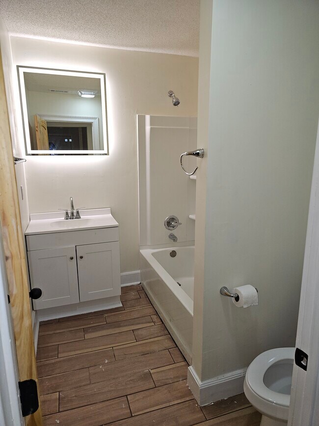 Baño de arriba - 389 Mingo St