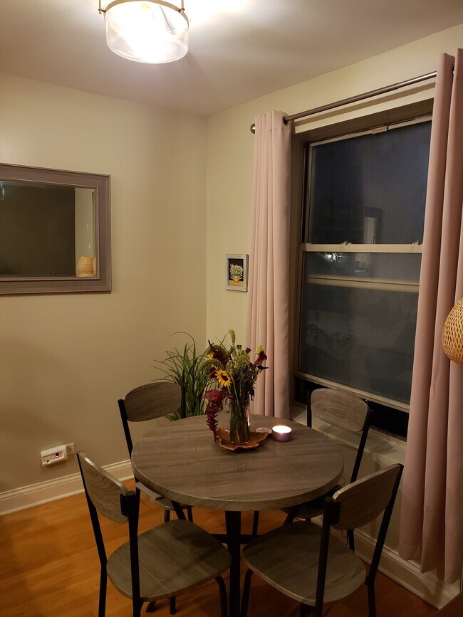 Dining area - 6424 S Woodlawn Ave