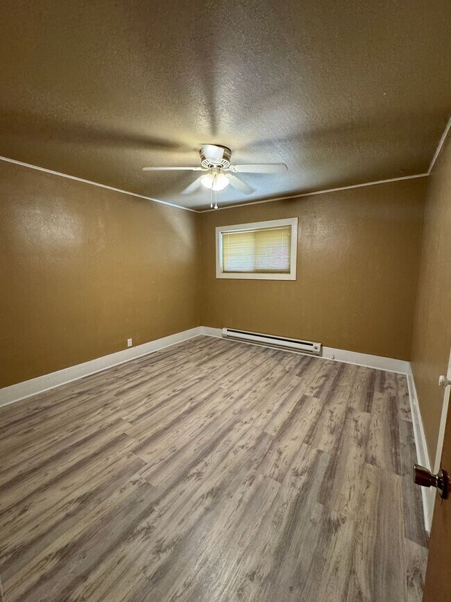 Foto del edificio - 2 bed 1 bath house with water,sewer, garbage and lawn care included!