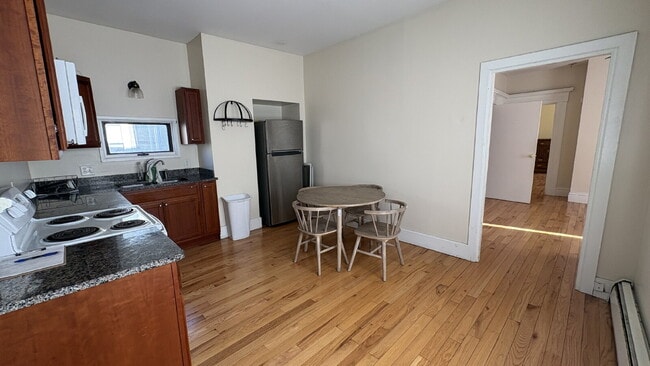 Building Photo - Spacious 2 Bed, 1 Bath Apartment – Portland – $2,199/month