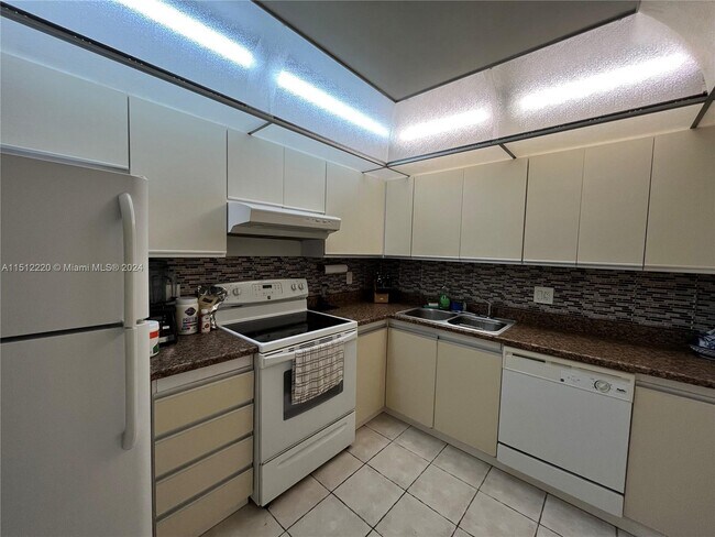 Building Photo - 2500 Parkview Dr