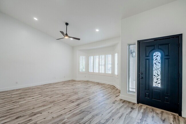 Foto del edificio - 760 N Swan Dr