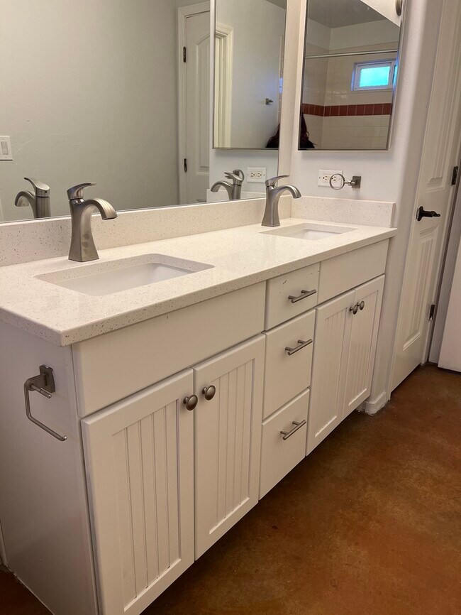 Beautiful 5 bed 2 bath home! photo'