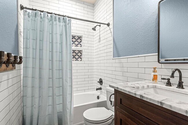 Foto del edificio - 2710 Golden Creek Ln