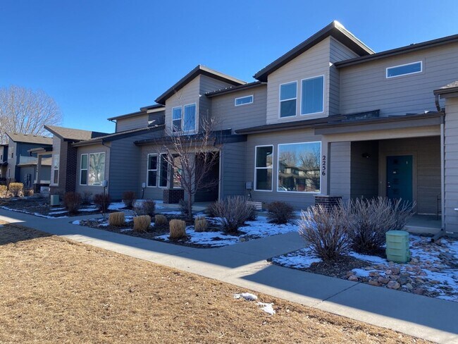 Foto del edificio - Luxury Rowhouse w/ 2-Car Garage in NE Ft. Collins