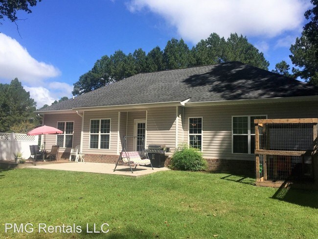 Building Photo - 1018 Golf Club Rd