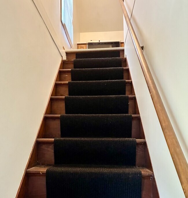 Escaleras de entrada interiores - 1220 W Packard St