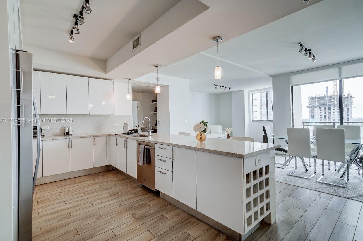 Foto principal - 999 SW 1st Ave