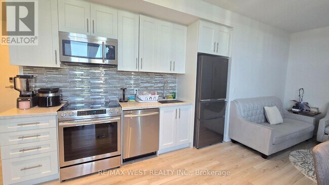 Photo du bâtiment - 375-375 Sea Ray Ave