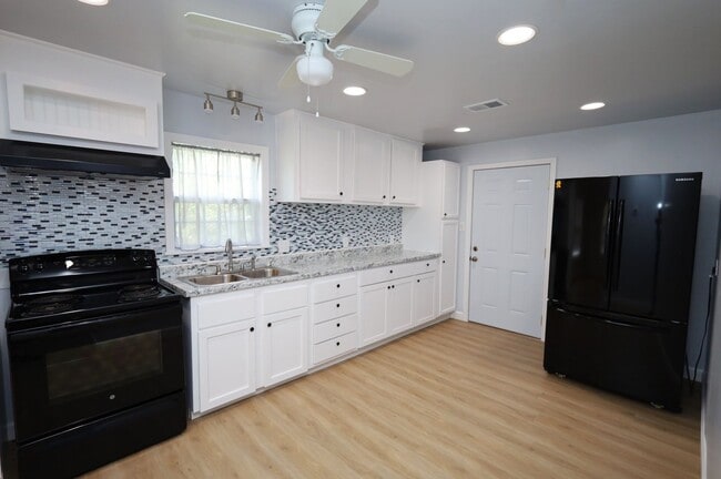 Building Photo - 5735 Riviera Prado