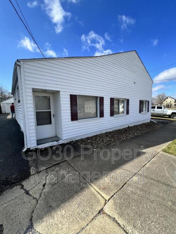95 Center St, Struthers, OH 44471 Condo for Rent in Struthers, OH