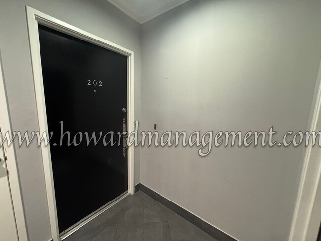 Building Photo - Luxurious condo with top of the line appli...
