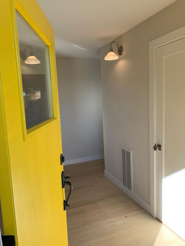 Entry - 2 Eden Ln