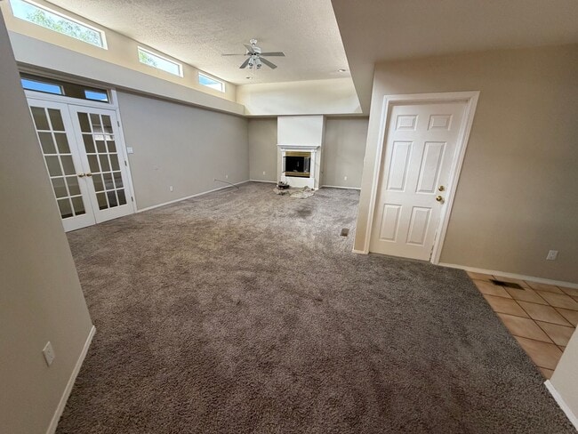 Building Photo - Spacious 3-Bedroom