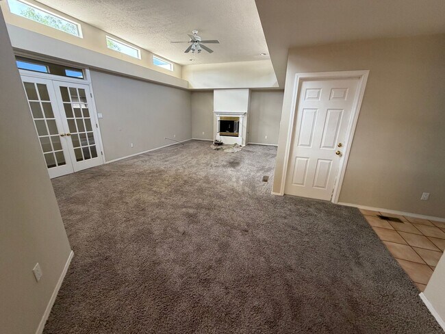 Foto del edificio - Spacious 3-Bedroom