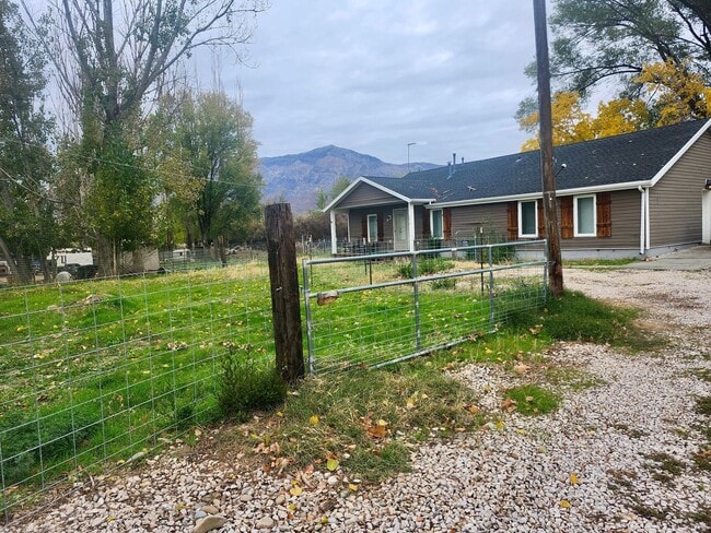 Building Photo - 4 Bed/2 Bathroom house in Farr West