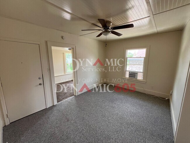 Building Photo - Upper Level 2BR/1BA in Downtown Sioux Falls