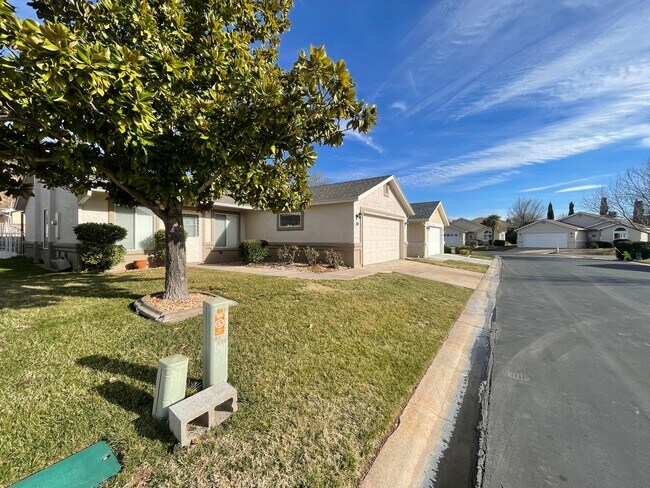 Building Photo - Fresh remodel in quiet neighborhood!  Comm...