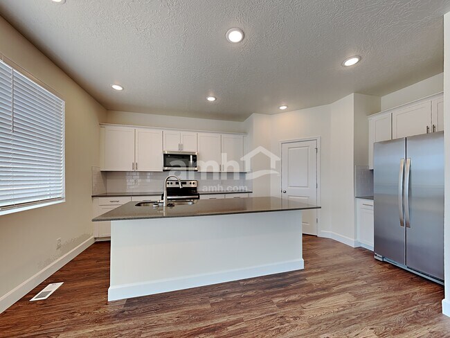 Building Photo - 1187 N Golden Spoke Dr