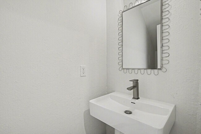 Foto del edificio - 2103 Mistletoe Ave