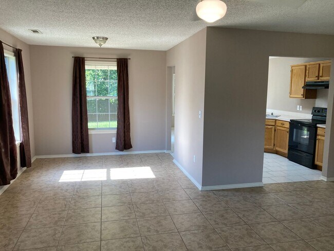 Building Photo - 3 Bedroom 2 Bath Extremely close to Wedington Exit !