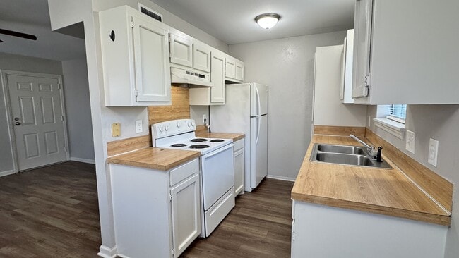 Foto del edificio - 819 Downing Pines Rd