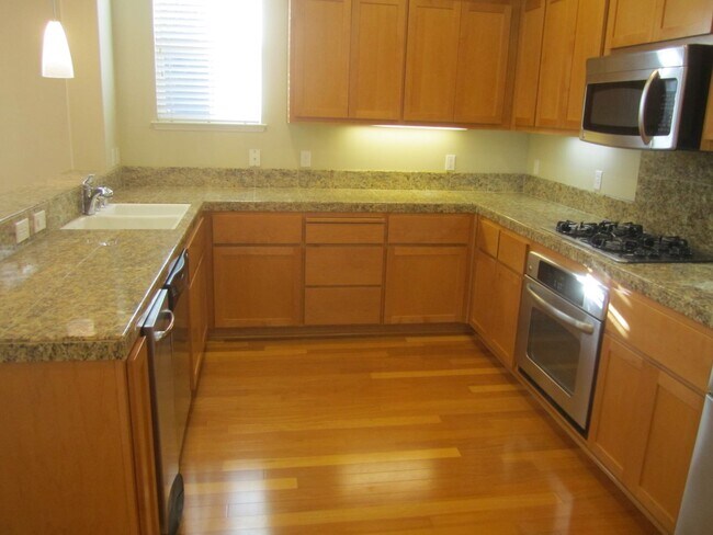 Foto del edificio - SPACIOUS 3 BEDROOM, 3.5 BATHROOM TOWNHOUSE...