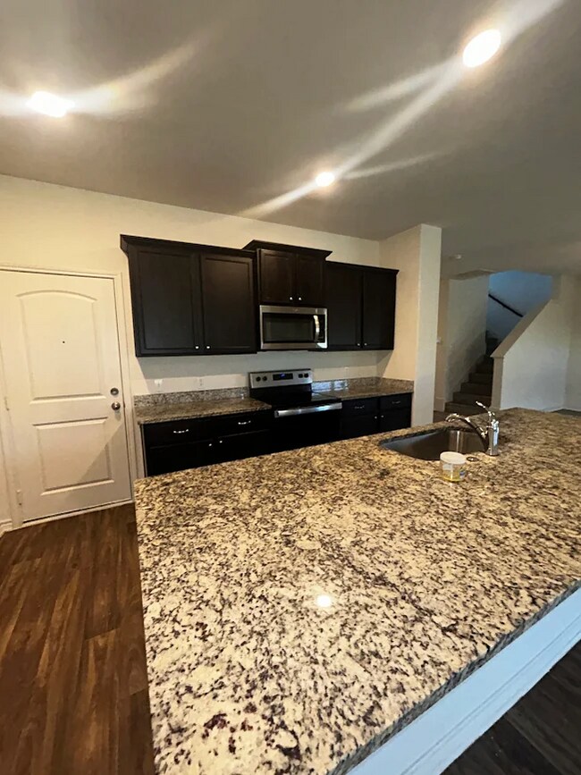 Foto del edificio - Beautifully Designed 4BR/2.5BA Home In The Charming Town of Elgin