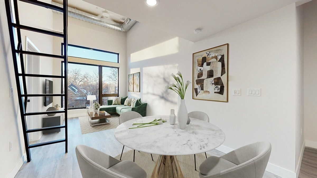 Área de comedor de concepto abierto con vista al espacio tipo loft - The Roost Apartments