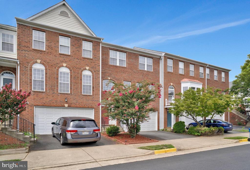 Primary Photo - 22438 Maison Carree Square