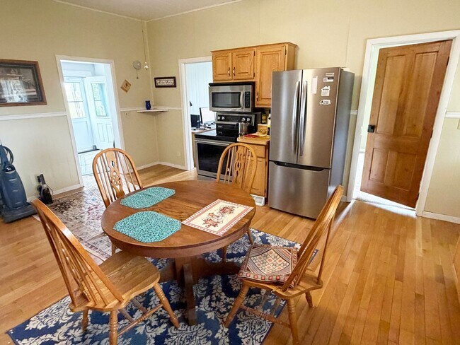 Foto del edificio - 5-Bedroom 2-Bath Updated Farmhouse on 10-acres with a Pond