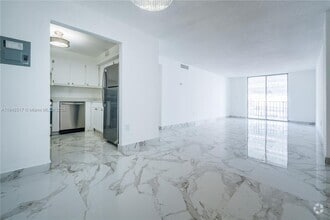 Building Photo - 720 Collins Ave