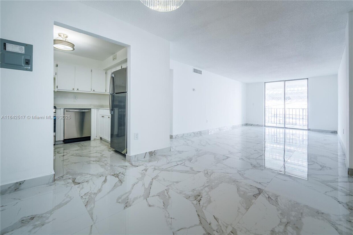 Primary Photo - 720 Collins Ave
