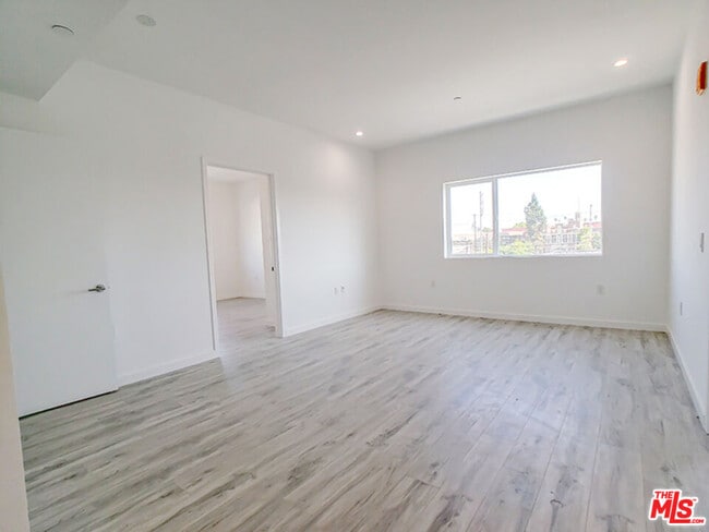 Building Photo - 1229 S Kingsley Dr