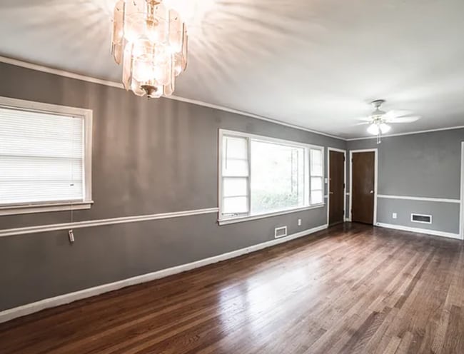 Building Photo - 3 bed and 1 bath in Decatur!