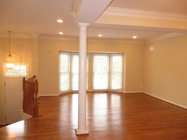 Building Photo - Amberwood: Fabulous Townhome, Garage, Deck...