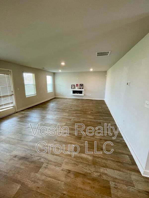 Building Photo - 909 Teabiscuit Wy