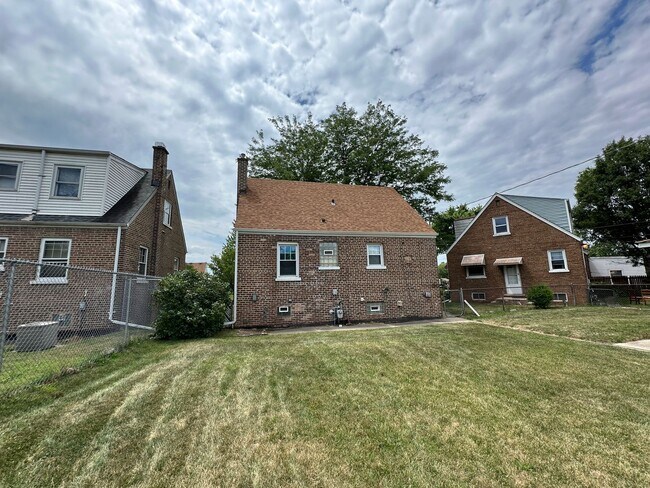 Foto del edificio - Large 3 bedroom with basement and 2 car ga...