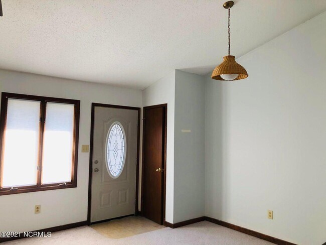 Building Photo - 8 Mulberry Ln