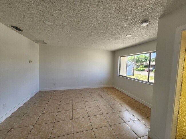 Foto del edificio - REMODELED 2 bedroom 2 bathroom in NE Cape Coral
