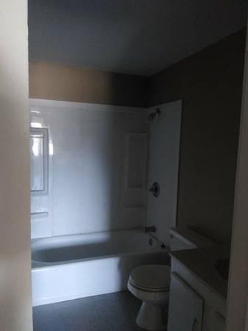 Building Photo - 3 Bedroom Town House